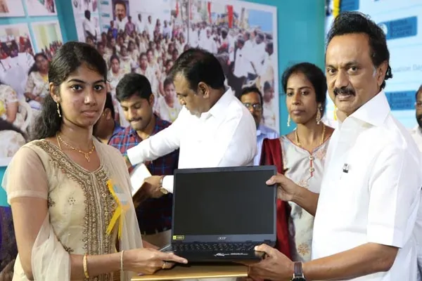 stalin gives laptops to students